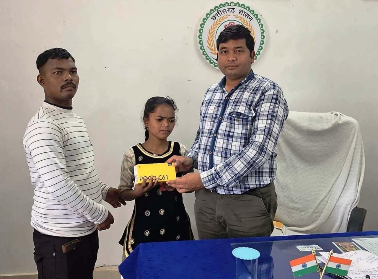 मुख्यमंत्री के निर्देश पर दृष्टिबाधित पार्वती को मिला नया एन्ड्रायड फोन